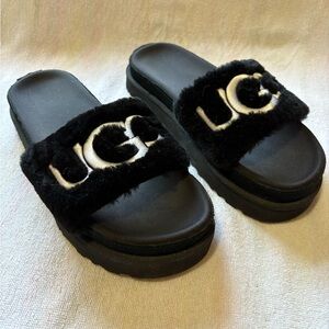 UGG: Laton Fur Slides